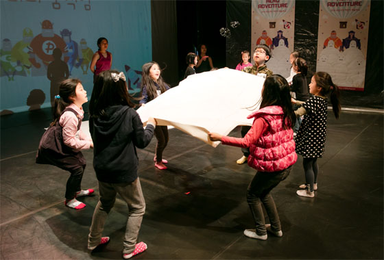 지난 1월 어린이 예술학교에서 프로그램 참가학생들이 창의적 퍼포먼스를 선보이고 있다.