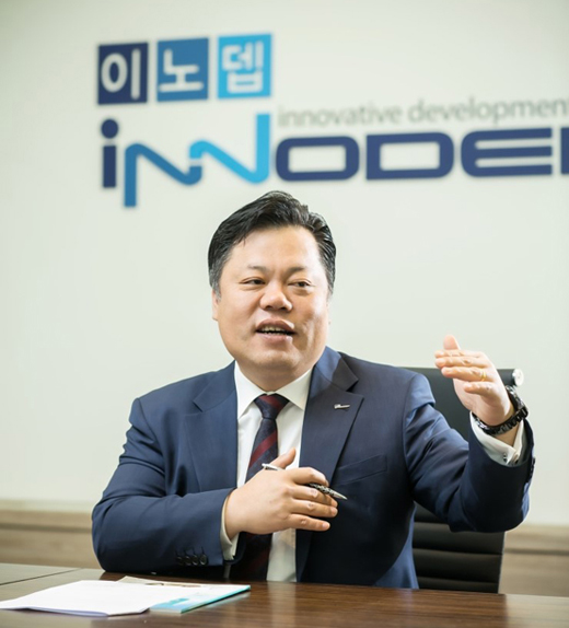 제17회 중소기업 기술혁신대전에서 동탑산업훈장을 수상한 이노뎁(주) 이성진 대표. 이 대표는 수상소감을 묻자 “모든 것이 묵묵히 일해준 직원덕분이다”고 말했다.