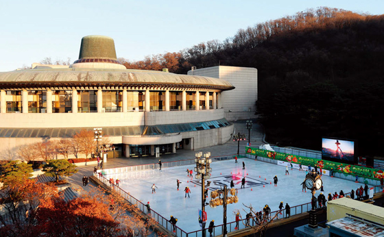 예술의 전당은 공연, 전시와 결합한 야외 아이스링크장을 열었다. (사진=저작권자(c) 연합뉴스, 무단 전재-재배포 금지)