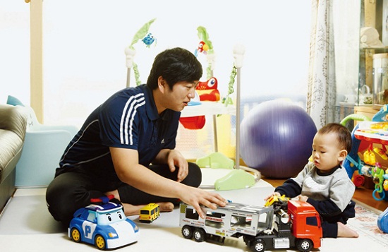 현재 육아휴직을 하며 아이를 키우고 있는 김용현 씨가 아이와 놀아주는 모습(사진=정책브리핑).