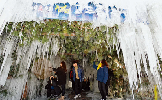 정선 고드름축제에서는 얼음을 이용한 겨울 스포츠를 즐길 수 있다. ⓒ정선군