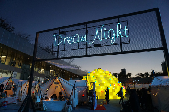 지난달 개관 1주년 기념 야외광장 문화행사로 큰 호응을 얻었던 문화행사 드림나이트(Dream Night)가 크리스마스 주간인 오는 22일부터 24일까지 3일간 다시 열린다. (사진 = 국립아시아문화전당)