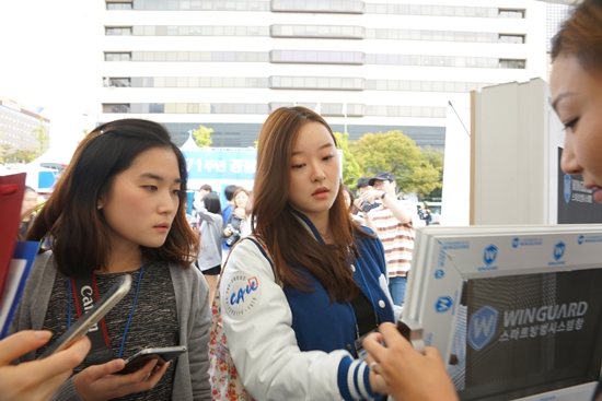 경찰의 날 행사에서 방범 제품을 취재하는 모습.