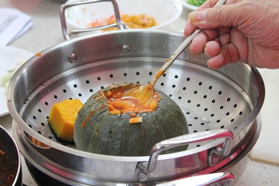 단호박에 치즈를 얹는 할아버지의 손길이 조심스럽다.