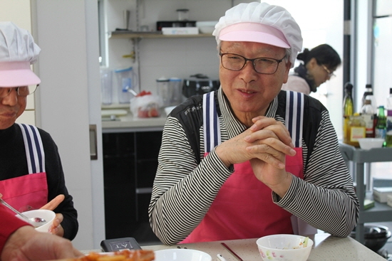 영양교실에 참가한 이이통(74)할아버지는 수업을 기다리는 즐거움에 행복하다고 표현한다.