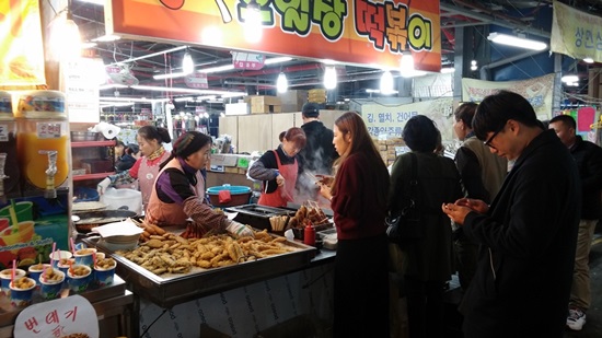시장의 묘미 먹거리 코너