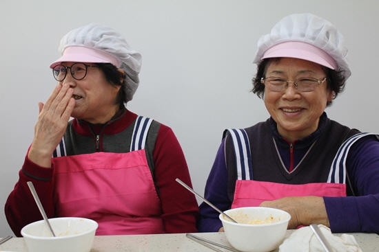 요리가 완성된 후 조별로 둘러앉아 식사를 함께 나누며 담소를 나누는 수강생들 모습.