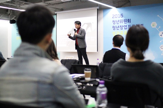 많은 참가자들이 진지하게 강의를 경청했다