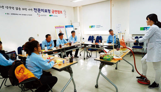 조 씨는 흡연자와 비흡연자의 실제 폐 모습을 재현한 모형을 만져본 뒤 큰 충격을 받았다고 말한다. 