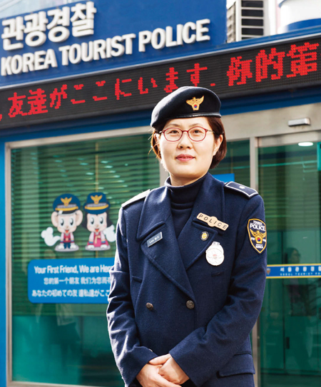 이미경 경위는 지난 3년간 거리에서 연말을 맞았다. 그는 “관광경찰은 외국인 관광객의 첫 번째 친구로서 최선을 다해야 한다”고 했다.