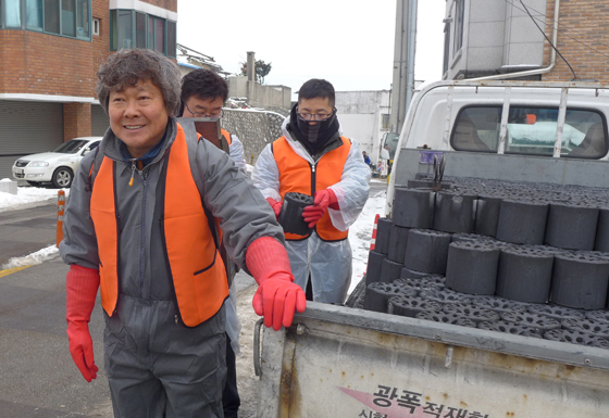 박순홍 사무관이 장애인 가정에 넣은 연탄을 배달하고 있다.