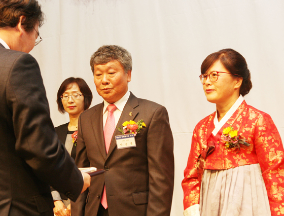 박순홍 사무관이 청백봉사상 시상식에서 아내와 함께 상을 받고 있다.(사진=행정자치부)