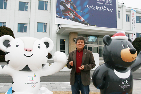 박 사무관이 평창올림픽 마스코트인 수호랑과 반다비 조형물이 세워진 도청사 앞에서 자신의 얘기를 이어가고 있다.