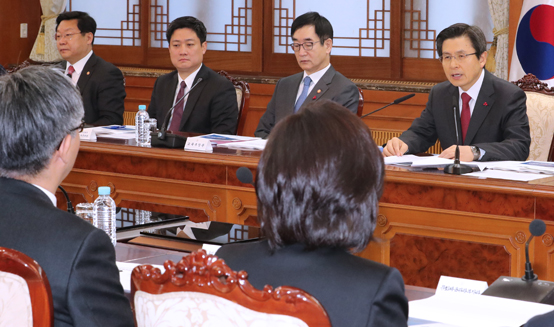 황교안 대통령 권한대행 국무총리가 29일 정부서울청사에서 열린 제22차 경제관계장관회의에서 발언하고 있다.<저작권자(c) 연합뉴스, 무단 전재-재배포 금지>