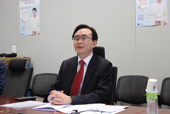추진단장이 시스템에 대해 소개하고 있다.