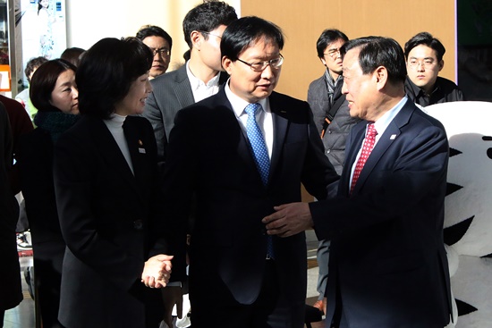제막식에 참여한 조윤선 문화체육관광부장관과 이희범 평창동계올림픽 조직위원장