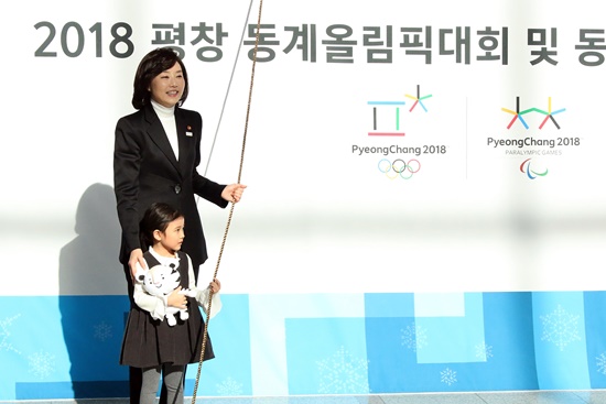 즐거운 분위기 속에 제막식이 진행됐다