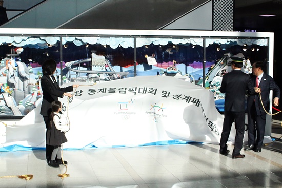 드디어 서울역 서부 에스컬레이터 앞에 설치된 오토마타가 모습을 드러냈다