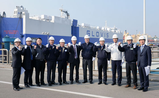 주형환 산업부 장관이 2일 평택항 기아자동차 선적부두를 방문, 평택항 및 기아차 선적부두 현황을 듣고 있다. (사진 = 산업통상자원부)