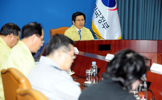 황교안 대통령 권한대행 국무총리가 3일 정부 서울-세종청사 간 민관합동 AI일일점검회의를 주재하고 있다.