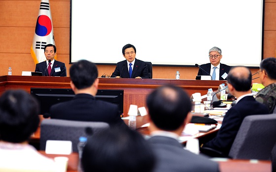 황교안 대통령 권한대행 국무총리가 4일 정부 서울청사에서 열린 국방부와 외교부, 통일부, 국가보훈처 등 안보관련 부처 업무보고에서 발언하고 있다.