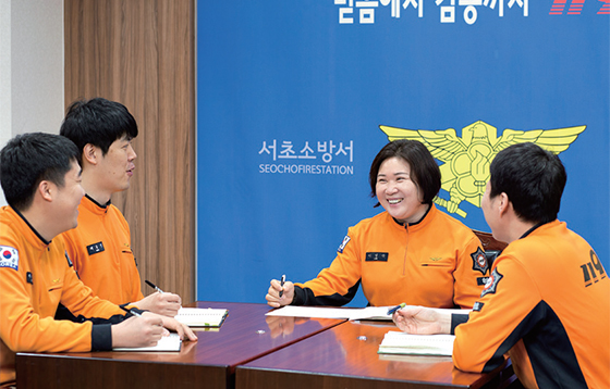 서초소방서 동료 심리상담사인 이영숙 소방관(가운데)과 동료 소방관들이 함께 대화를 나누고 있다.