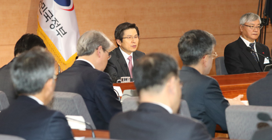 황교안 대통령 권한대행 국무총리가 5일 정부 서울청사에서 ‘튼튼한 경제’란 주제로 열린 기획재정부, 산업통상자원부, 국토교통부, 공정거래위원회, 금융위원회 등 5개 경제부처 업무보고에서 발언하고 있다. (사진=저작권자(c) 연합뉴스, 무단 전재-재배포 금지) 