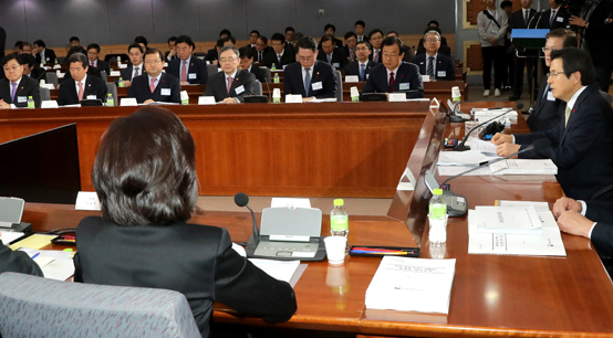 황교안 대통령 권한대행 국무총리가 6일 오전 서울청사 별관 국제회의장에서