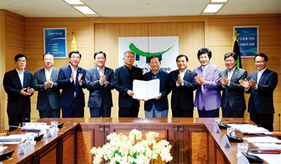 지난 2015년 열린 경제사회발전노사정위원회의 노사정 합의문 의결 모습(사진=노사정위원회)