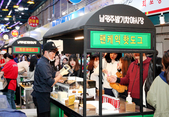 푸드트럭과 이동판매대로 구성된 남광주야시장