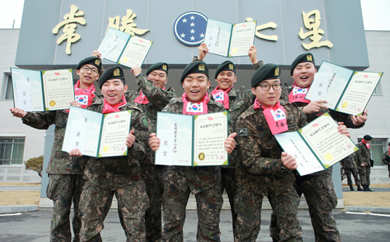 육군 7사단 지난해 3월 실시한 대(代)를 이어 칠성부대에서 군 복무한 병역명문가 장병 초청
