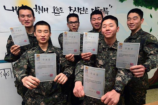 육군5사단 사자연대 진격비사대대 4중대 장병들이 국립국어원에서 취득한 언어폭력 개선위한 올바른 말하기 수료증을 들고 포즈를 취하고 있다.