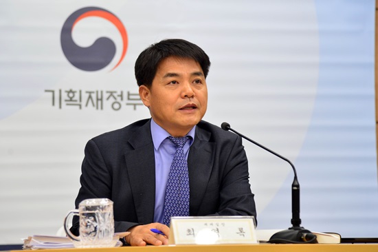 최영록 기획재정부 세제실장이 12월 26일 정부세종청사에서 세법 시행령 개정안과 관련하여 사전브리핑을 하고 있다.(출처=기획재정부)