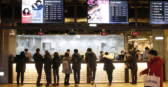 서울시내 한 대형 영화관이 관람객 등으로 붐비고 있다.(사진=저작권자(c) 연합뉴스, 무단 전재-재배포 금지) 