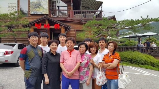 작년 여름, 청계산 인근에서 찍은 행복한 가족사진. 명절 이외에도 자주 모이는 등 화목하게 지낸다.