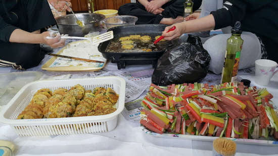 작년 설을 맞아 각종 전을 부치고 있는 모습