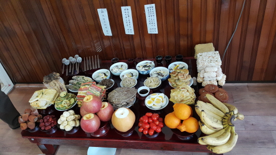 작년 설날 차례상 모습. 많은 것들을 준비하려다 보면 지치기 일쑤다.