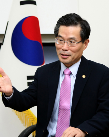 박 부위원장은 “청탁금지법이 우리 사회의 일하는 방식과 생활문화 등에 긍정적인 변화를 가져오고 있다”며 “새로운 청렴문화로 잘 자리잡을 수 있도록 최선을 다해 노력하겠다”고 밝혔다.