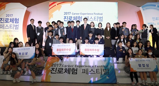 2017 진로체험 페스티벌을 방문한 이준식 교육부 장관.(사진=교육부)