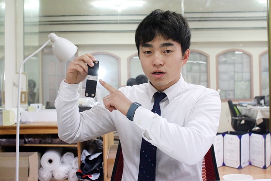 폐자전거를 활용해 만든 자전거 주인 인식표를 설명하는 홍영훈 대표