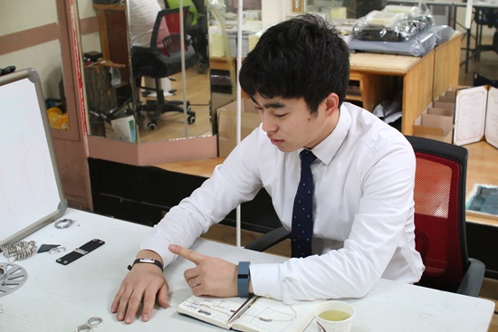 프레임 팔찌에 대해 설명하는 조이클 홍영훈 대표