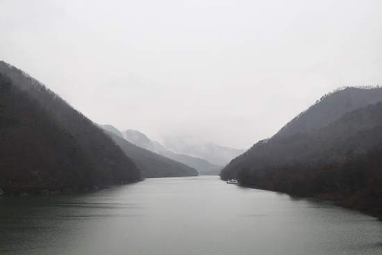 괴산호에서 바라 본 산그늘
