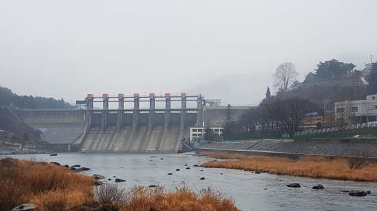 1957년 초에 순수 우리 기술로 최초 준공한 괴산댐 