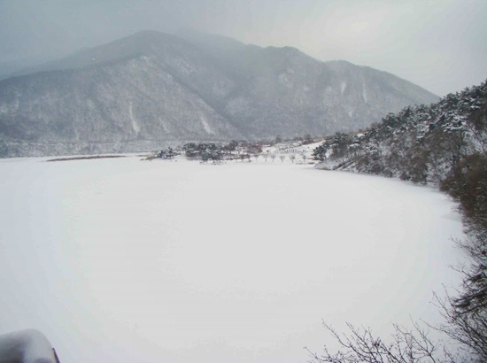 눈 덮힌 괴산호<출처 : 산막이옛길 홈페이지>