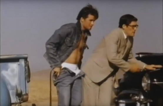 미국의 청바지 TV 광고. 한 남성이 견인 로프 대신 사용하기 위해 청바지를 벗고 있다. 아래 사진은 견인 중 팽팽하게 늘어진 청바지. 데님 소재 청바지는 직조 특성상 어떤 직물 소재보다도 강한 강도를 자랑한다.(사진=리바이스)