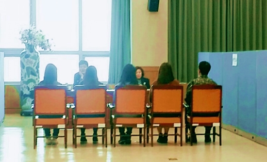 자원봉사자 지원자들이 면접을 보고 있다.
