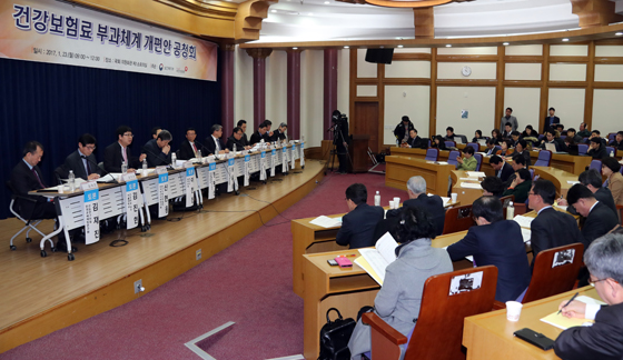 보건복지부와 국민건강보험 주관으로 23일 오전 국회 의원회관에서 열린 건강보험료 부과체계 개편방안 공청회에서 토론자들이 열띤 토론을 벌이고 있다. (사진=저작권자(c) 연합뉴스, 무단 전재-재배포 금지)