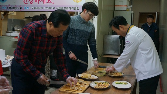 이 날 행사에는 떡국 외에도 설날 명절 음식이 차려졌다. 급식을 준비하고 있는 자원봉사자들의 모습.
