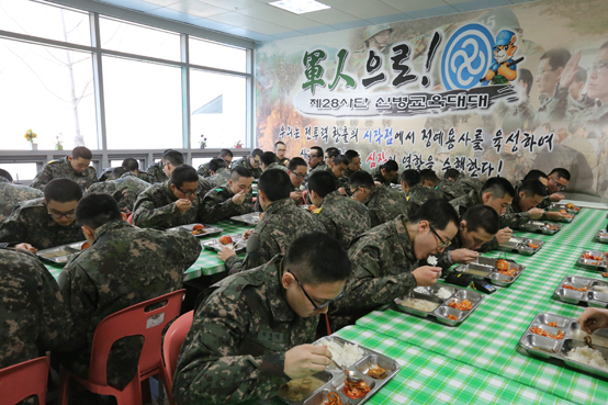 국방부는 국방연구원 연구결과를 바탕으로 ‘장병 영양섭취기준’을 개정하여 신세대 장병들에게 보다 건강한 군 급식을 제공하기로 했다.<저작권자(c) 연합뉴스, 무단 전재-재배포 금지>