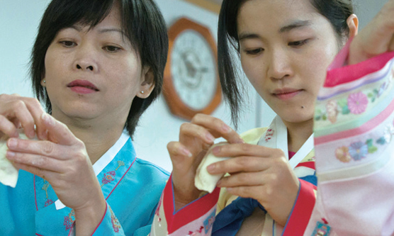 만두 빚는 외국인들.(사진=조선DB)